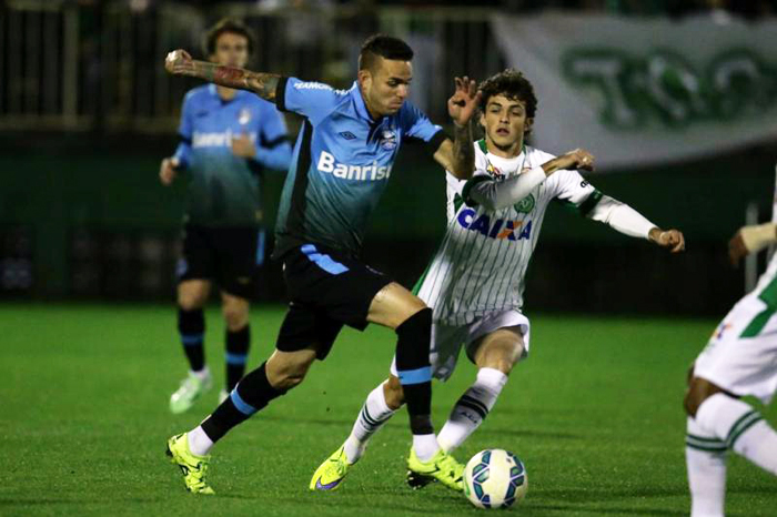 Luan não conseguiu decidir a favor do Grêmio e cedeu lugar para Mamute na segunda etapa. Foto: Ricardo Duarte/Agência RBS. 