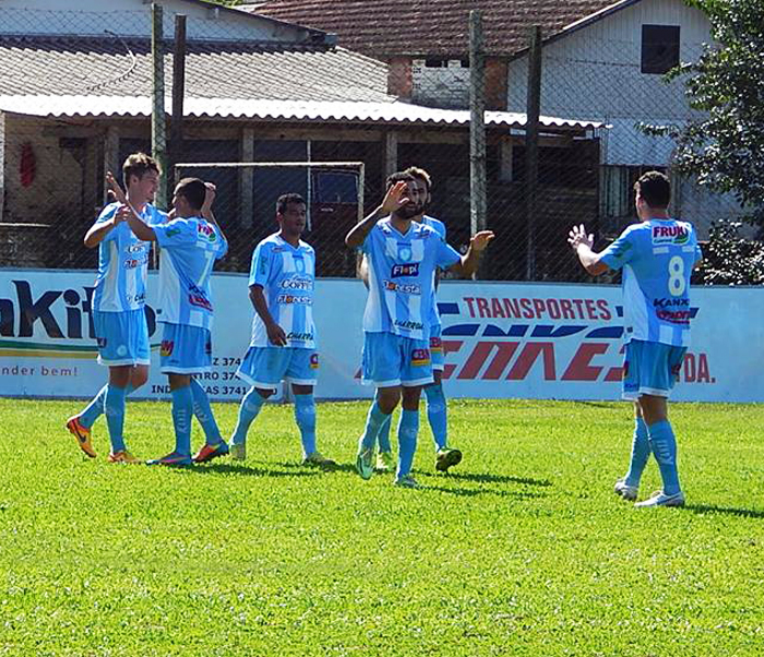 Alan Bald (e) marcou o gol da vitória do Lajeadense contra o Internacional, na estreia da Copa Valmir Louruz. Foto: Luana Trentin/Assessoria Lajeadense. 