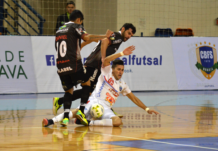 Alaf, do jogador Rafinha, caiu diante do Guarapuava. Derrota por 4 a 2 complicou de vez aa chances de classificação para a 2ª fase da LNF.  