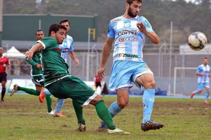 Lajeadense não conseguiu furar o bloqueio defensivo do Metropoliutano e saiu de campo com um empate sem gols. Foto: Sidnei Batista/Metropolitano.