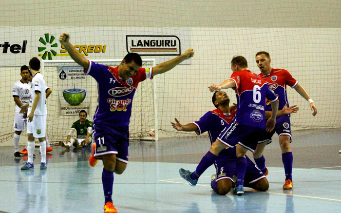 Silva anota o terceiro gol da Alaf e comemora ajoelhado com seus companheiros de equipe. Foto: Elton de Andrade. 