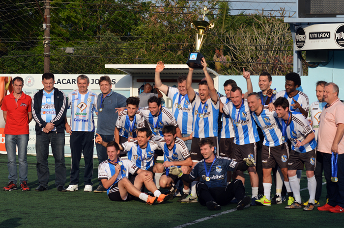 Viracopos/Lebber Imóveis de posse do troféu de campeão posa para a posteridade, na presença do presidente Marcos Mallmann e sua diretoria.