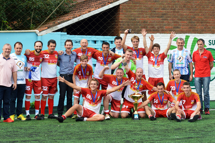 Tabajara B/CBM com o troféu de campeão da Segunda Divisão, em foto para posteridade, na presenpça do presidente da entidade Marcos Mallmann e do diretor do STR, Elton Fischer, patrocinador oficial da competição. 