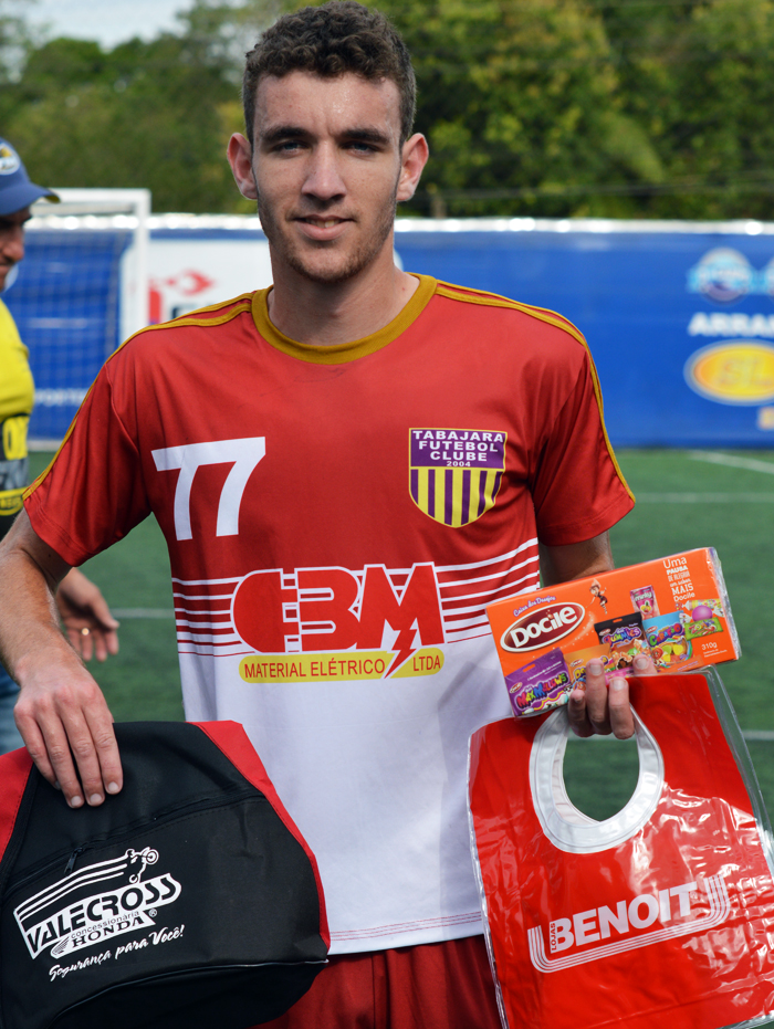 O jogador Junior Simonetti, do Tabajara B/CBM foi escolhido o craque do jogo no duelo contra o time do UFC. Incansável no sistema defensivo se aventurava em investidas ao ataque. Foi dele o gol que culminou com o título da Segunda Divisão, do interno de minifutebol, do clube Esportivo Sete de Setembro – Copa Sete/STR Supermercados. Pela sua atuação, conquistou os brindes da Docile e Valecross, além dos brindes da Benoit, nova parceira do site www.jrgasparotto.com no projeto craque do jogo. 