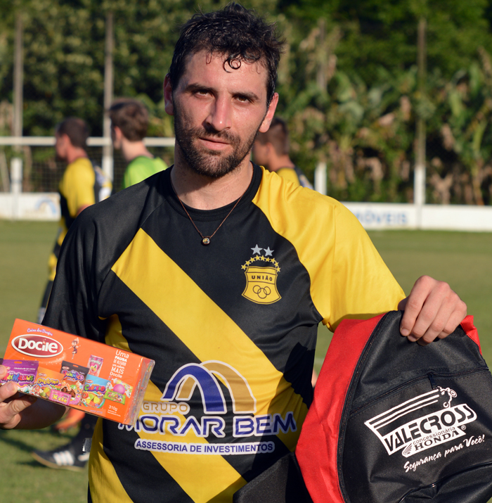 O jogador Diogo Rizzetti, da Sociedade União Carneiros foi escolhido o craque do jogo, no confronto diante da Associação Amigos de Arroio do Meio. Rizzetti marcou gol, combateu no sistema defensivo e arriscou jogadas no ataque, no momento em que o seu time precisava consolidar o resultado favorável. Pela sua atuação, Diogo recebeu os brindes da Docile e Valecross, na promoção com o site www.jrgasparotto.com