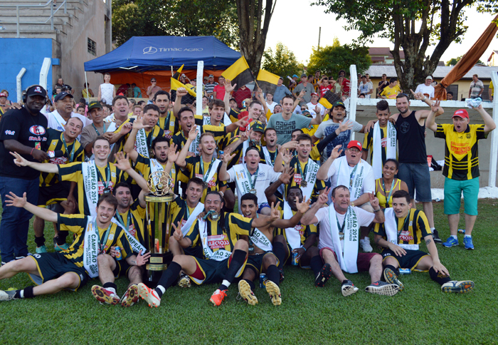 União Carneiros com o troféu de campeão os titulares.