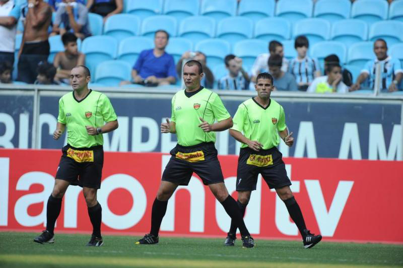 Leandro Vuaden está sendo muito questionado nas redes sociais pela marcação de penalidade a favor do grêmio, que nas imagens da teelevisão, se mostrou acertada. Foto: Ricardo Duarte/Agência RBS. 