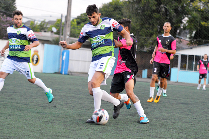 Passarinho (c), do Renegados FC/Ótica Brasil, no duelo contra o R7