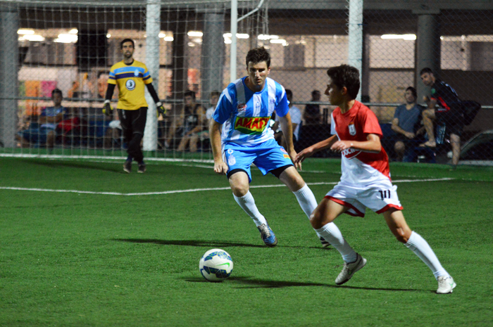 Coroas Mirim D, do jogador Petry (e), venceu o Tocafogo, do jogador Robertinho Kolling.