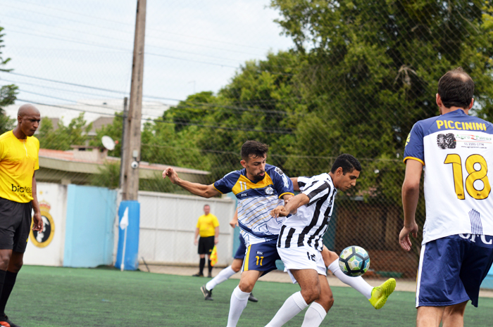 Duelo entre Pepe Demichei (e), do UFC e Tiaguinho Nyland, do Real Madruga/Interface Arquitetura