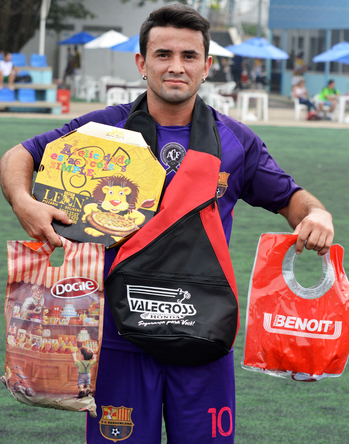 O jogador Felipe Diego Cardoso, o “Mendigo”, da equipe do Barsemlona/Posto Giovanella, foi escolhido o Craque do Jogo, no confronto diante da equipe do Tabajara/CBM/Agaeletro, no sábado (8), pelo interno de minifutebol do Clube Esportivo Sete de Setembro – Copa Sete/STR/CBM. Mendigo anotou um dos gols de seu time, foi incansável na articulação das jogadas de ataque, além de auxiliar o sistema defensivo. Pela sua atuação, recebeu os brindes da Docile, Valecross, Benoit e Chef Leon Pizzaria, na promoção da Revista Encontro com o Esporte e site www.jrgasparotto.com