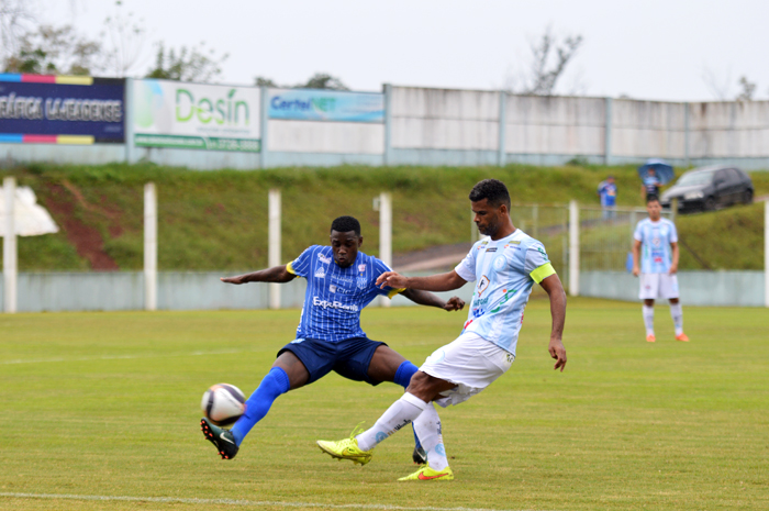 Lajeadense, do jogador Danilo Mendes (d), ficou no empate diante do Esportivo de Bento Gonçalves