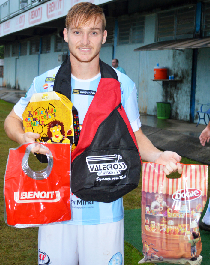 O jogador Darlã Theis Khol, do Clube Esportivo Lajeadense, foi escolhido o Craque do Jogo, no duelo contra o Esportivo de Bento Gonçalves, no domingo (9), na primeira rodada do returno da Divisão de Acesso. Darlã anotou um gol de penalidade máxima e teve atuação segura no meio campo do Alviazul. Pela sua atuação, recebeu os brindes da Docile, Valecross, Chef Leon Pizzaria e Benoit, na promoção da Revista Encontro com o Esporte e site www.jrgasparotto.com 