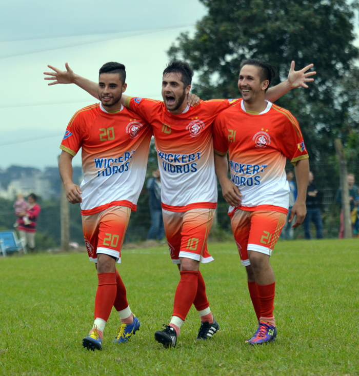 Guilherme Pereira (c), do Inter, teve atuação destacada no duelo contra o Estudiantes de Conventos. Foi dele, o gol de abertura do placar. 