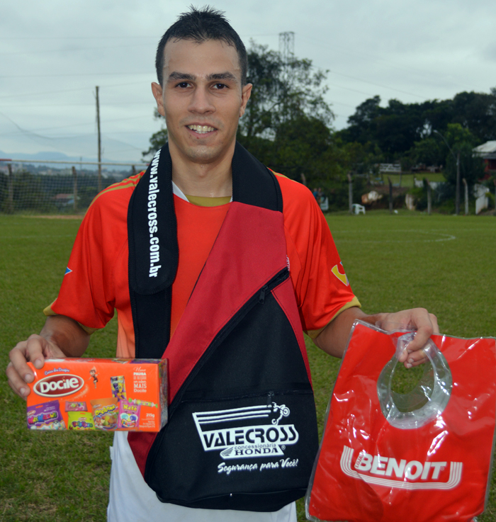 Jogador Douglas Santos, o "Cisso", do Internacional de Conservas, foi escolhido o Craque do Jogo, no duelo contra a equipe do Estudiantes de Conventos, no duelo de volta, da fase mata-mata, do Campeonato Municipal de Lajeado 2016 – Copa Gastão Valandro. Cisso, foi um gigante no meio campo do Inter, combatendo e auxiliando seus companheiros de equipe nas investidas ao ataque. Homem de confiança do técnico Buia Couto. Pela sua atuação, levou os brindes da Docile, Valecross e Benoit, na promoção da Revista Encontro com o Esporte e site www.jrgasparotto.com  