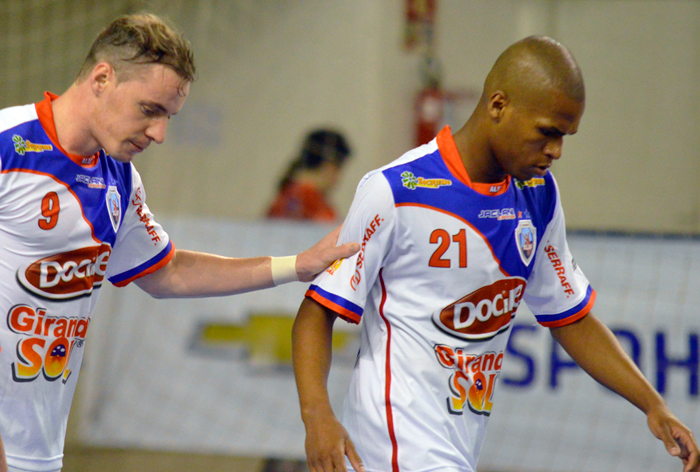 Tiago Selbach (e) marcou dois gols e Edimar (d) um, na vitória diante do Guaíba Futsal. 