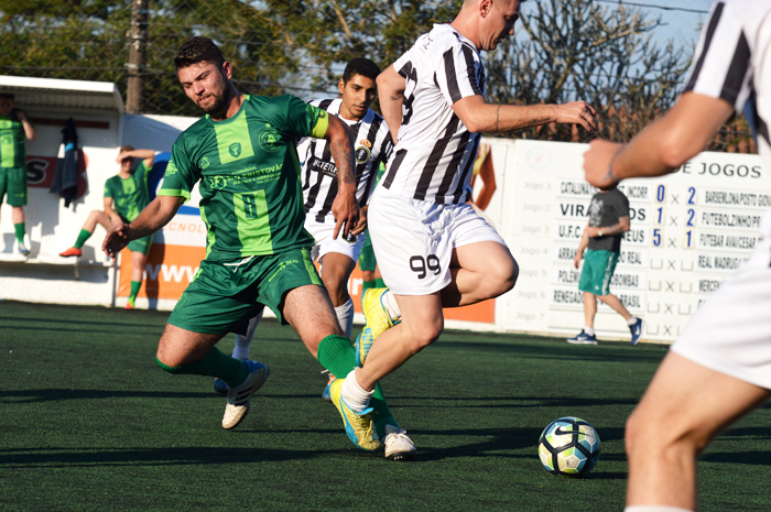 Eliéser Kern (d), do Real Madruga/Interface Arquitetura, marcou um dos gols de seu time, na vitória contra o Arranca Toco/Mundo Real