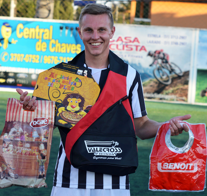 O jogador Ueslei Steffens, da equipe do Real Madruga/Interface Arquitetura, foi escolhido o Craque do Jogo, na vitória contra a equipe do Arranca Toco/Mundo Real, no interno de minifutebol do Clube Esportivo Sete de Setembro – Copa Sete/STR/CBM, no sábado (8). Resultado confirmou os “Madruguinhas” na liderança do certame. A “fera” marcou dois gols e foi um “gigante” no sistema defensivo de seu time. Pela sua atuação, recebeu os brindes da Benoit, Docile, Valecross e Chef Leon Pizzaria, na promoção da Revista Encontro com o Esporte e site www.jrgasparotto.com