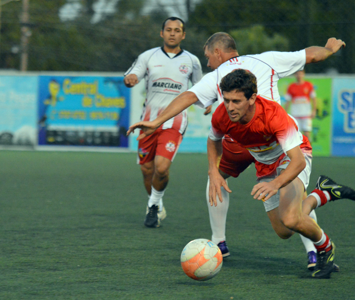 Jardel Fischer (D), do Tabajara/CBM, marcou um dos gols do seu time, no jogaço contra o Alcatraz/Marciano Multimarcas.