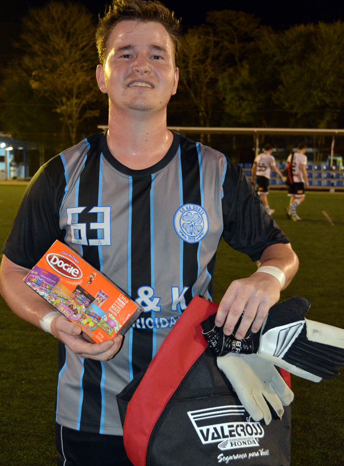 Raul Wendt, goleiro do SNS, foi escolhido o craque do jogo, no confronto contra a equipe do Real Madruga. Suas defesas garantiram o primeiro ponto do seu time, nesta fase da competição. E sua alegria foi dupla, pois além de receber os brindes da Docile e Valecross, na promoção com o site www.jrgasparotto.com, comemorava no sábado (8) seus 28 anos de idade. 