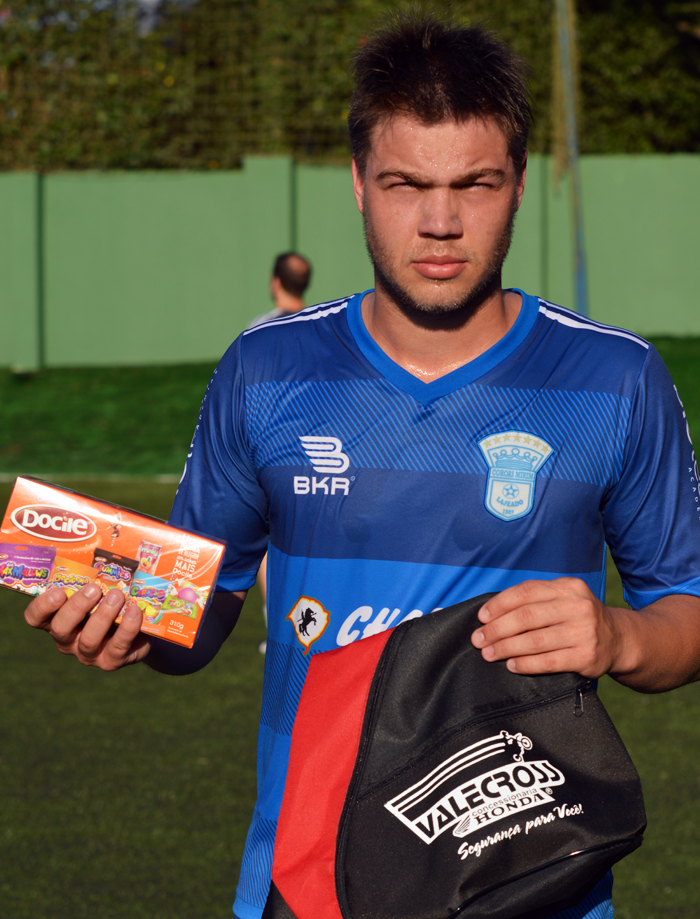 Jonas Mallmann, zagueirão do Coroas Mirim/Charrua, foi escolhido como craque do jogo no duelo contra a equipe do Galera. Além do golaço de falta, Jonas foi um gigante na área, impedindo que o adversário chegasse à vitória. Pela sua atuação, Mallmann recebeu os brindes da Valecross e Docile, na promoção com o site www.jrgasparotto.com