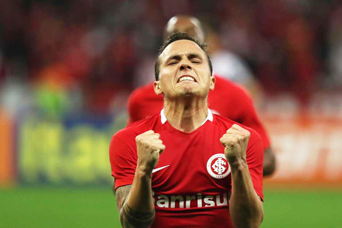 Seijas voltou a ser decisivo vestindo a camisa do Inter. Marcou o primeiro gol na vitória de 2 a 1 contra o Santos. Foto: Roberto Vinicius/Gazeta Press. 