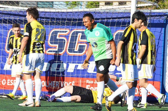 Cajé (c), do Arranca Toco, anotou um dos gols de seu time, mas não conseguiu impedir a vitória do UFC.