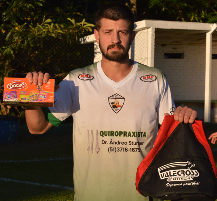 O jogador Mateus Taffarel, da SER São Cristóvão, dói escolhido o Craque do Jogo, no embate contra o Forquetense de Arroio do Meio, no domingo (9), na partida de ida, das oitavas de final, do Regional Certel Sicredi 2016. Foi dele o passe do primeiro gol do São Cri e também o gol de empate do seu time. Taffarel ainda teve a chance de dar a vitória para seu time, mas o goleiro Moia protagonizou uma defesa sensacional. Pela sua atução, o jogador do São Cristóvão levou os brindes da Docile e Valecross, na promoção com a Revista Encontro com o esporte e site www.jrgasparotto.com