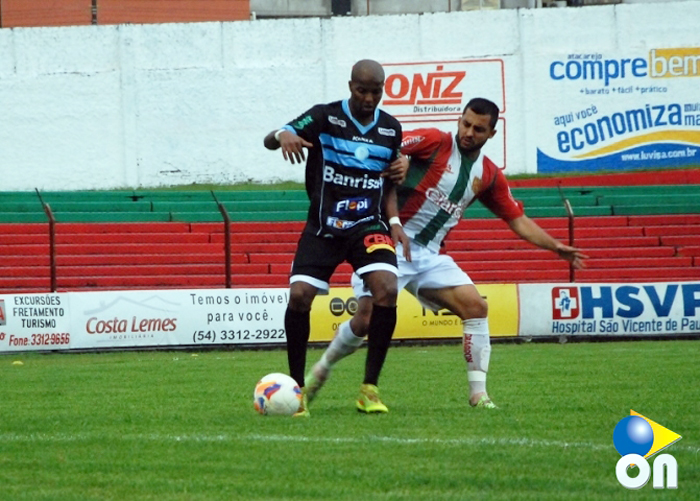 Atacante Giovane no duelo contra os defensores do Passo Fundo. Foto: O Nacional/Divulgação. 