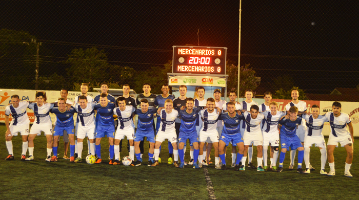 Equipes do Mercenários A e Mercenários B posaram juntas para posteridade