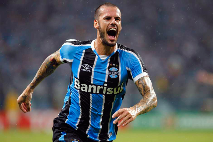 Fred colocou o Grêmio em vantagem, com um gol de falta, mas o Tricolor Gaúcho permitiu o empate do San Lorenzo. Foto: Getty Images. 