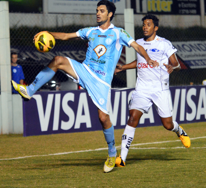 Gustavo voltou a ser substituido diante do Bragantino. Na casa do adversário pelo estreante Ramon. 