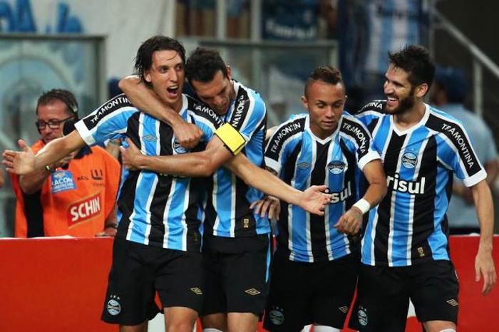 Geromel (e) garantiu o Grêmio nas semifinais do Gauchão, depois de empatar o jogo diante do Novo Hamburgo. Foto: Diego Vara/Agência RBS. 