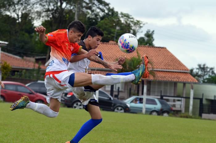 Fabinho (e), do Internacional, marcou o gol da vitória do seu time diante do Olarias, pela categoria de aspirantes do Amador de Lajeado. Foto: José Roberto Gasparotto. 