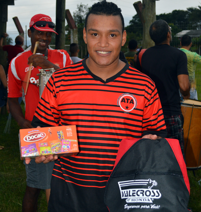 O jogador Luis carlos Monteiro Melo Filho, o "Nego", do Internacional de Conservas foi escolhido o Craque do Jogo, no duelo contra a equipe do Olarias, pela 5ª rodadada do Campeonato Municipal de Lajeado 2016 – Copa Gastão Valandro. A "fera" marcou dois gols e teve participação decisiva na vitória de seu time. Pela sua atuação, recebeu os brindes da Docile e Valecross, na promoção do site www.jrgasparotto.com e Revista Encontro com o Esporte. 