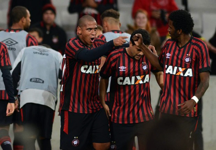 Walter (e) anotou um gol, sofreu penalidade em outro, se tornando o destaque da vitória do Atlético Paranaense na estreia do Inter no Brasileirão. Foto: Gustavo Oliveira/Site Atlético Paranaense. 