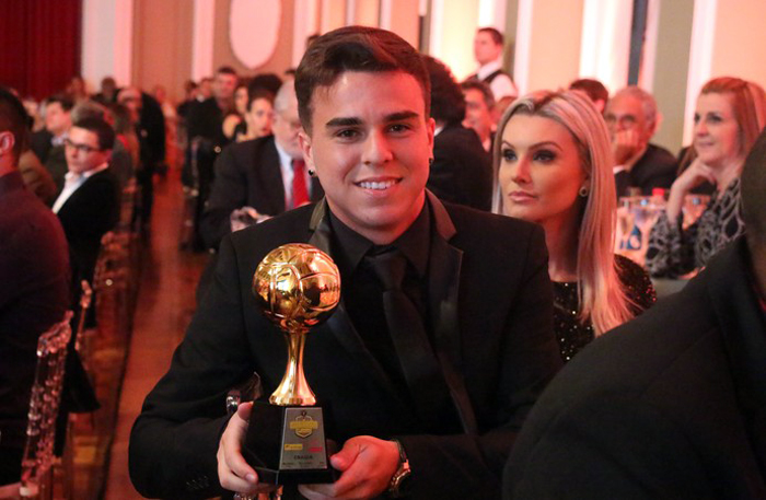 Andrigo com o troféu de Craque do Gauchão 2016. Foto: Eduardo de Conto/Globo Esporte.com 