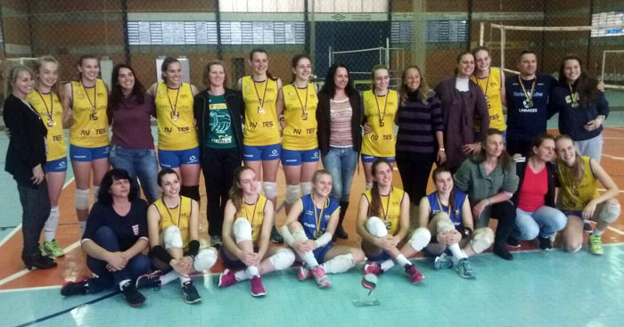 Mães presentes na torcida estrelense entregaram as medalhas para suas filhas campeãs.