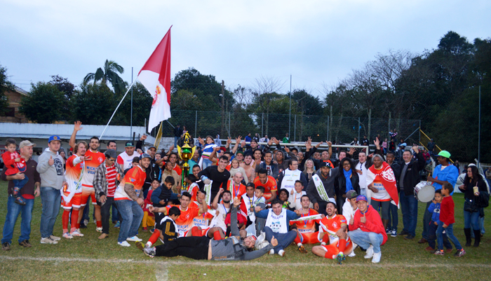 Internacional de Conservas com o troféu de campeão da categoria de titulares, do Amador de Lajeado – Copa Gastão Valandro.