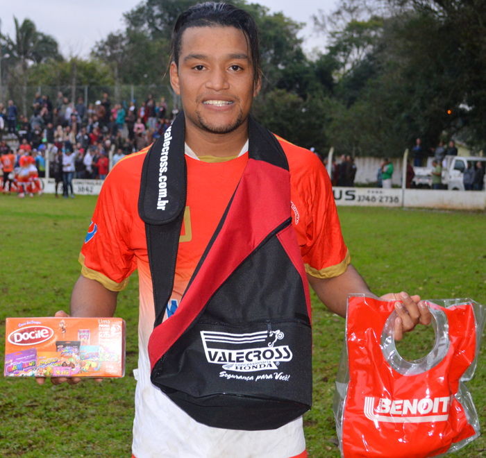 O jogador Luis Carlos Monteiro Melo Filho, o "Nego", do Internacional de Conservas foi escolhido o Craque do Jogo, no duelo de volta, na categoria de titulares, na final do Campeonato Municipal de Lajeado 2016 – Copa Gastão Valandro, domingo (10). A "fera" marcou dois gols e teve participação decisiva na conquista de seu time. Pela sua atuação, recebeu os brindes da Docile, Benoit e Valecross, na promoção do site www.jrgasparotto.com e Revista Encontro com o Esporte