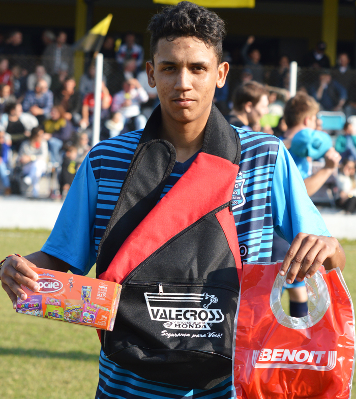 Jogador João Felipe de Moura, do União Campestre, foi escolhido o Craque do Jogo no duelo de volta, da categoria de aspirantes, na final do Campeonato Municipal de Lajeado 2016 – Copa Gastão Valandro, domingo (10). Moura marcou gol, serviu de garçom e enlouqueceu o sistema defensivo do Inter, nos poucos minutos que esteve em campo. Pela sua atuação, João de Moura levou os brindes da Docile, Benoit e Valecross na promoção da Revista Encontro com o Esporte e site www.jrgasparotto.com  