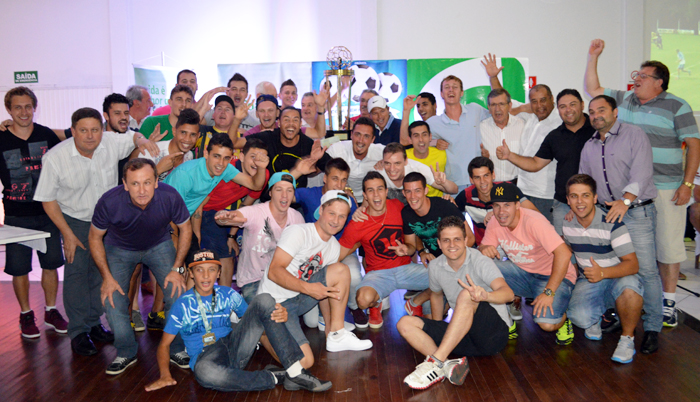 Sociedade União de Carneiros recebendo oficialmente o troféu de campeão do Regional Certel Sicredi 2014.