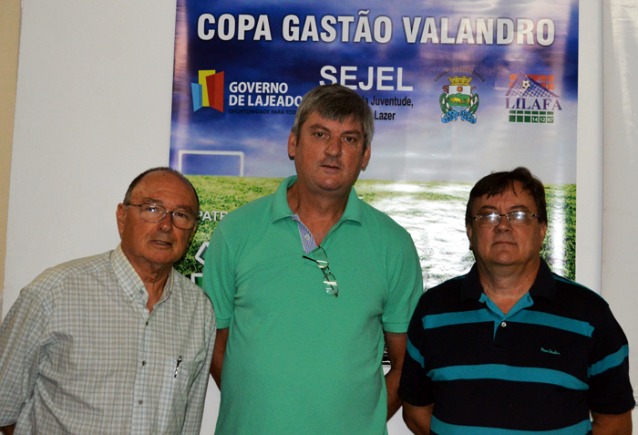 Gastão Valandro, homenageado da competição, acompanhado de Darlei Christ e Kiko Weimer, presidente e secretário da Lilafa. 