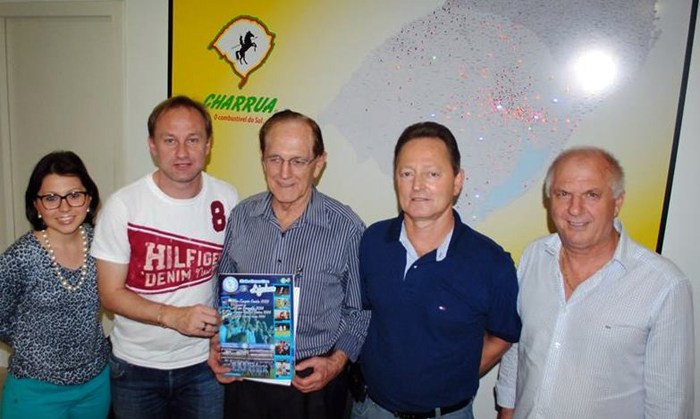 Enquanto a equipe trabalha em campo visando o Brasileirão da Série D, nova direção apresenta patrocinadores para o segundo semestre. Na foto Luana Trentin, departamento de marketing; Everton Giovanella, presidente do Lajeadense, Elvídio Echardt e o filho Edílson, da direção do Grupo Charrua e Nilson Giovanella, 1º vice-presidente do Lajeadense. Foto: Fábio Kuhn/Jornal A Hora. 