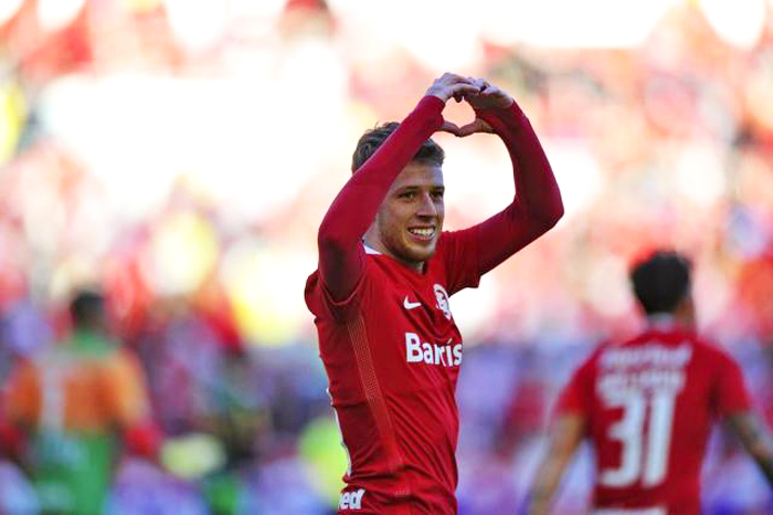 Aylon marcou dois gols diante do América-MG, nos primeiros cinco minutos de jogo, e homenageou do Dia dos Namorados. Foto: Diego Vara/Agência RBS. 