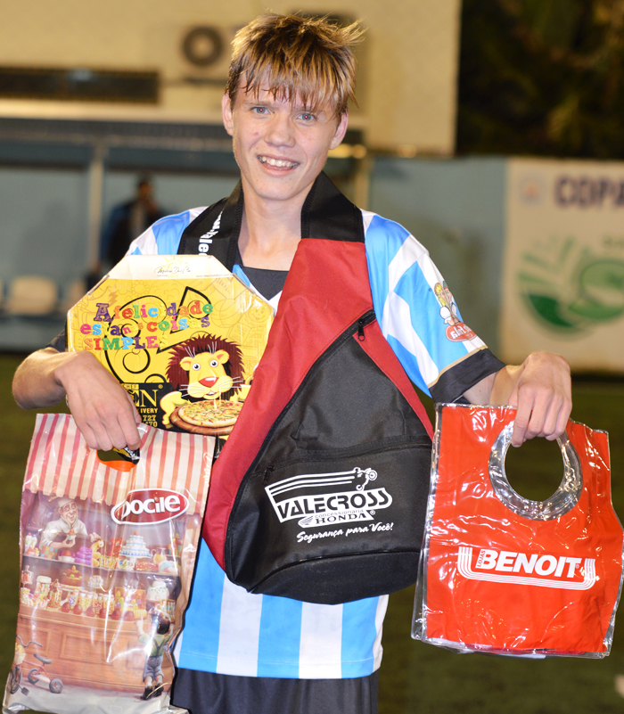 O jogador Guilherme Tomasi Heineck, o “Gui”, do FuteBar Avaí/Stoll Locações, foi escolhido o Craque do Jogo, no duelo contra a equipe do Sobras FC, na tarde de sábado (10), pela 10ª rodada do interno de minifutebol do Clube Esportivo Sete de Setembro – Copa Sete/STR/CBM. Guilherme marcou gol, ajudou na marcação e serviu de “garçom” para seus companheiros de time. Pela sua atuação, recebeu os brindes da Docile, Valecross, Benoit e Chef Leon Pizzaria, na promoção com a Revista Encontro com o Esporte e site www.jrgasparotto.com