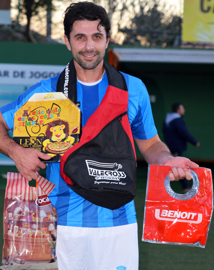 O jogador Vinicius Masiero, da equipe Coroas Mirim D/Imojel, foi escolhido o Craque do Jogo, no sábado (10), no duelo contra o Rebordose, no interno de minifutebol do Clube Tiro e Caça – Copa CTC/Construtora Diamond. O zagueiro goleador marcou os dois gols, na vitória que encaminhou seu time a liderança compartilhada com o Tocafogo, na elite da competição. Pela sua atuação, recebeu os brindes da Valecross, Benoit, Chef Leon Pizzaria e Docile, na promoção com a revista encontro com o esporte e site www.jrgasparotto.com 