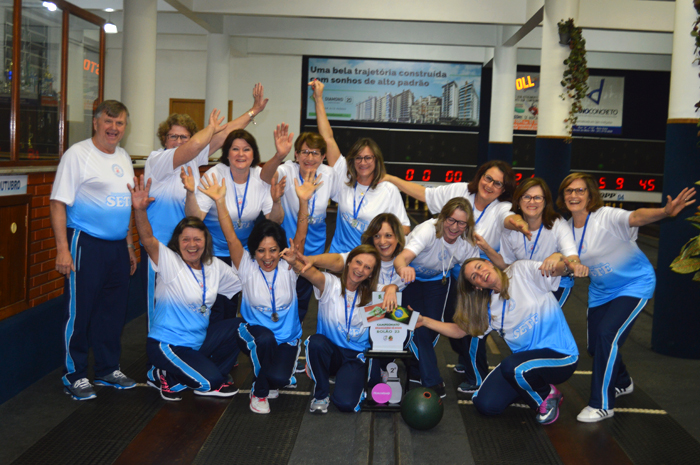 Fazendo História: delegação vice-campeã posou com as medalhas e troféu conquistado em Lagoinha, Santa Catarina