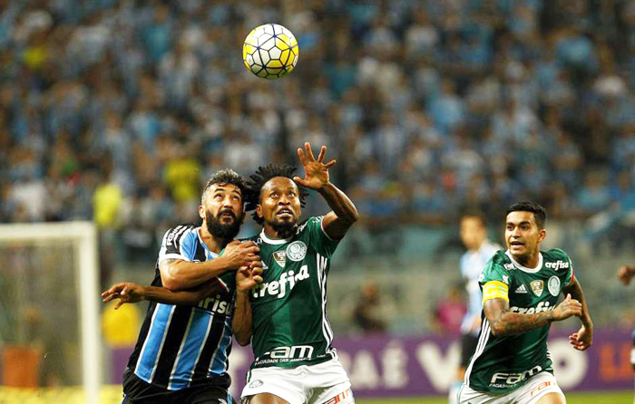 Duelo entre Douglas (e), do Grêmio e Zé Roberto do Palmeiras terminou empatado sem gols. Foto: Rodrigo Rodrigues/GFBPA. 