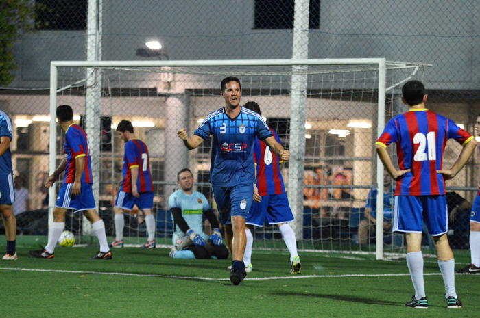 Kenji Fuke comemora seu gol, que garantiu o Coroas C na 3ª final da competição